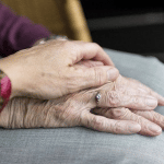 Les mains d'une personne âgée