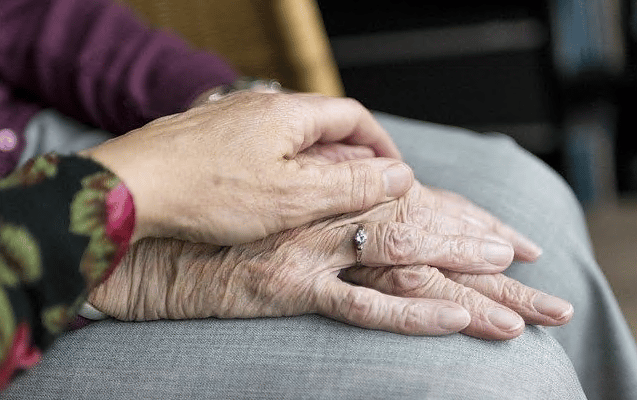 Les mains d'une personne âgée
